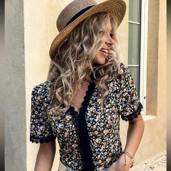 EUC! Size Xl runs slightly small . Lace and floral top - Picture 1 of 5